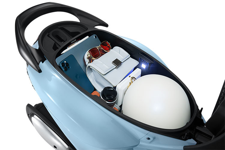 Yên xe được vuốt gọn vừa đề cao tính thẩm mỹ lại giúp người ngồi lái thoải mái hơn. Góc yên sau cũng được điều chỉnh cao hơn trước kết hợp cùng tay nắm sau xe cho tư thế người ngồi sau thoải mái và vững vàng. Dưới yên là hộc chứa đồ khá rộng, có thể đựng được một mũ bảo hiểm, túi xách cỡ vừa và nhiều vạt dụng liên quan...