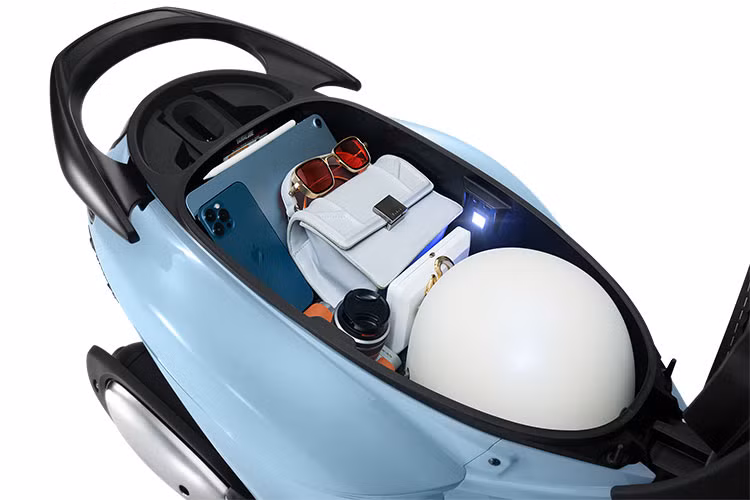 Yên xe được vuốt gọn vừa đề cao tính thẩm mỹ lại giúp người ngồi lái thoải mái hơn. Góc yên sau cũng được điều chỉnh cao hơn trước kết hợp cùng tay nắm sau xe cho tư thế người ngồi sau thoải mái và vững vàng. Dưới yên là hộc chứa đồ khá rộng, có thể đựng được một mũ bảo hiểm, túi xách cỡ vừa và nhiều vạt dụng liên quan...