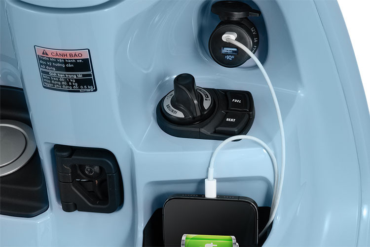 Ngoài ra, trên mẫu xe tay ga mới này cũng được hãng xe máy Yamaha bổ sung thêm cổng sạc và hộc chứa đồ khá tiện dụng ở phía trước tương tự như phiên bản ở thị trường Thái Lan. 