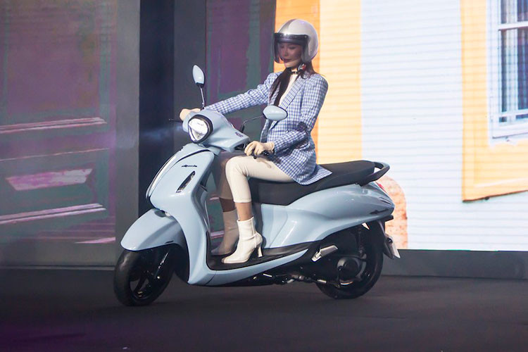 Theo thông tin từ Cục Đăng kiểm Việt Nam, mức tiêu thụ nhiên liệu ở mẫu xe tay ga Yamaha Grande 2022 mới này chỉ là 1,66 lít/100 km, tối ưu hơn mức của phiên bản cũ 1,69 lít/100 km. 