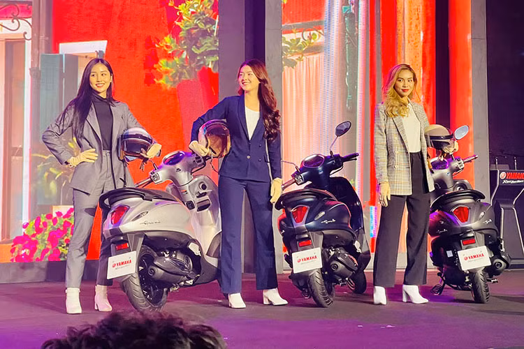 Trong dải sản phẩm tay ga cho nữ của Yamaha ở Việt Nam, Grande được định vị ở vị trí cao nhất khi nằm trên cả Latte hay Janus. Nếu nhìn rộng hơn ra thị trường, chiếc xe ga Yamaha Grande 2022 sẽ cạnh tranh trong phân khúctrung-cao cấp với "người đồng hương" Honda SH Mode.