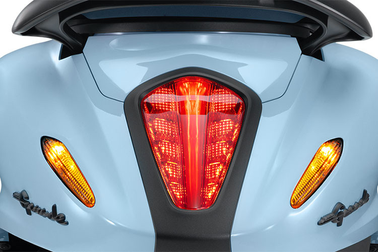 Yamaha Grande 2022 trang bị động cơ Blue Core Hybrid dung tích 125cc. Động cơ này sản sinh công suất 8,2 mã lực tại 6.500 vòng/phút và mô-men xoắn cực đại 10,4 Nm tại 5.000 vòng/phút, với công suất 11 mã lực và mô-men xoắn 11,7 Nm.