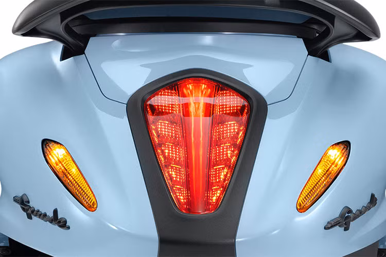 Yamaha Grande 2022 trang bị động cơ Blue Core Hybrid dung tích 125cc. Động cơ này sản sinh công suất 8,2 mã lực tại 6.500 vòng/phút và mô-men xoắn cực đại 10,4 Nm tại 5.000 vòng/phút, với công suất 11 mã lực và mô-men xoắn 11,7 Nm.