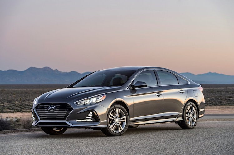 Ở phiên bản 2018, Hyundai Sonata Sport+ 2018 sẽ được bổ sung những trang bị trợ lái như phanh khẩn cấp tự động, hỗ trợ giữ làn đường và kiểm soát hành trình thông minh với tính năng Stop/Start.