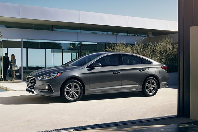 Hãng xe Hàn Quốc đã áp dụng một số nâng cấp giữa năm cho dòng sedan cỡ trung Hyundai Sonata 2018 mới tại thị trường Mỹ. Theo đại diện hãng xe Hyundai cho biết, ở phần lớn các bản trang bị của mẫu xe Sonata 2018 đều có tính năng mới trong khi giá bán giảm đi hoặc giữ nguyên.