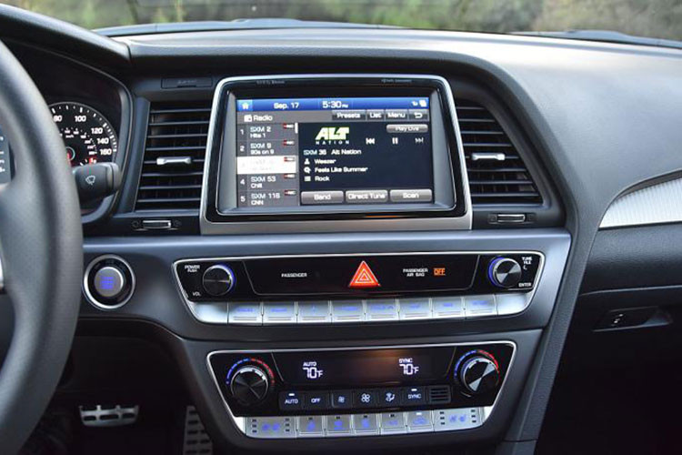 Trong khi đó, Hyundai Sonata Limited đi kèm gói Ultimate Package+ có giá từ 26.433 USD, giảm 600 USD so với trước, nhưng lại có thêm những nâng cấp ngoại thất tương tự SEL+ và cửa sổ trời toàn cảnh.