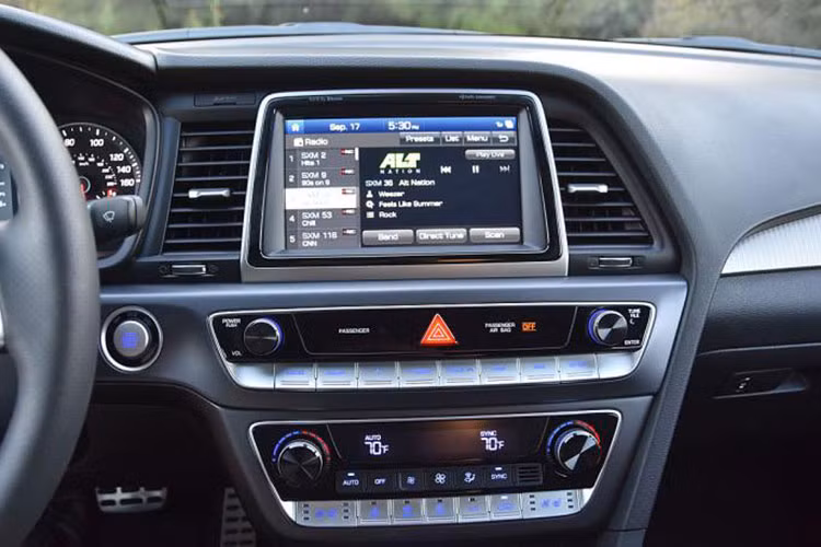 Trong khi đó, Hyundai Sonata Limited đi kèm gói Ultimate Package+ có giá từ 26.433 USD, giảm 600 USD so với trước, nhưng lại có thêm những nâng cấp ngoại thất tương tự SEL+ và cửa sổ trời toàn cảnh.