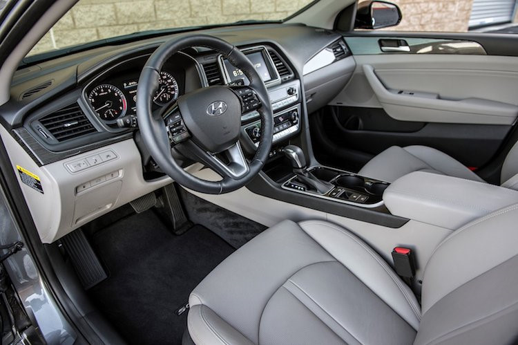 Bản trang bị tiếp theo trong dòng Hyundai Sonata 2018 tại thị trường Mỹ là Limited với gói Tech Package và có giá 27.400 USD. Bản Limited có thêm mọi trang bị mới ở những bản thấp hơn với giá trị khoảng 1.000 USD. Tương tự Sport+ với gói Tech, Limited với gói Tech cũng là bản trang bị mới của dòng Hyundai Sonata 2018 tại Mỹ.