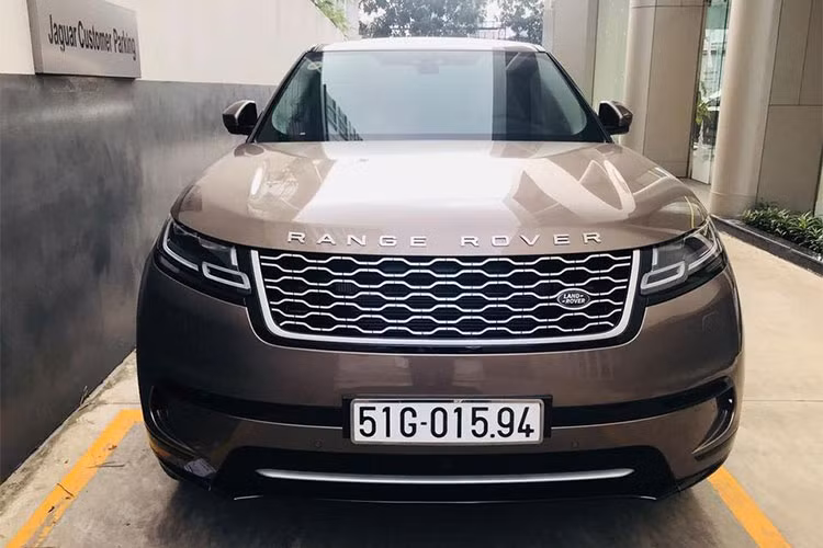 Velar là mẫu xe sở hữu thiết kế hiện đại, mạnh mẽ và đậm chất Range Rover. Kiểu dáng của xe chịu ảnh hưởng từ cả 2 dòng Evoque và Sport - nhưng năng động hơn với vòm mái nghiêng nhiều. Đầu xe ấn tượng với đèn pha Matrix-Laser LED có luồng sáng mở rộng tối đa 550m.