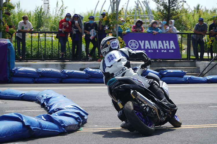 Những khúc cua trái, phải được bố trí khá khó khăn nhưng hợp lý cho các tay đua thi tài. Độ rộng đường đua chỗ lớn nhất là 12 m và hẹp nhất là 7 m. Việc bố trí đường đua hai cua cho phép các tay đua thể hiện khả năng điều khiển, là tiền đề cho thành công ở giải đấu cấp khu vực.