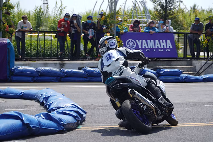 Những khúc cua trái, phải được bố trí khá khó khăn nhưng hợp lý cho các tay đua thi tài. Độ rộng đường đua chỗ lớn nhất là 12 m và hẹp nhất là 7 m. Việc bố trí đường đua hai cua cho phép các tay đua thể hiện khả năng điều khiển, là tiền đề cho thành công ở giải đấu cấp khu vực.