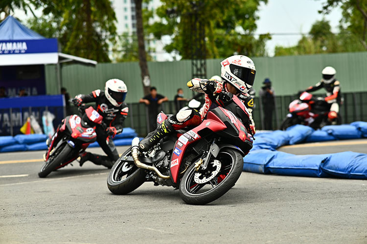 Yamaha GP – Feel The Speed năm nay, nếu như các tay đua nam thể hiện sự lì lượm của mình thì các tay đua nữ chẳng kém cạnh khi có sự uyển chuyển và đặc biệt là kỹ thuật điều khiển xe rất tốt. Nổi bật nhất là những "bóng hồng" như Thiên Thư, Thu Trang và Hải Yến cầm lái những chiếc xe ga thể thao Yamaha NVX 155 VVA.