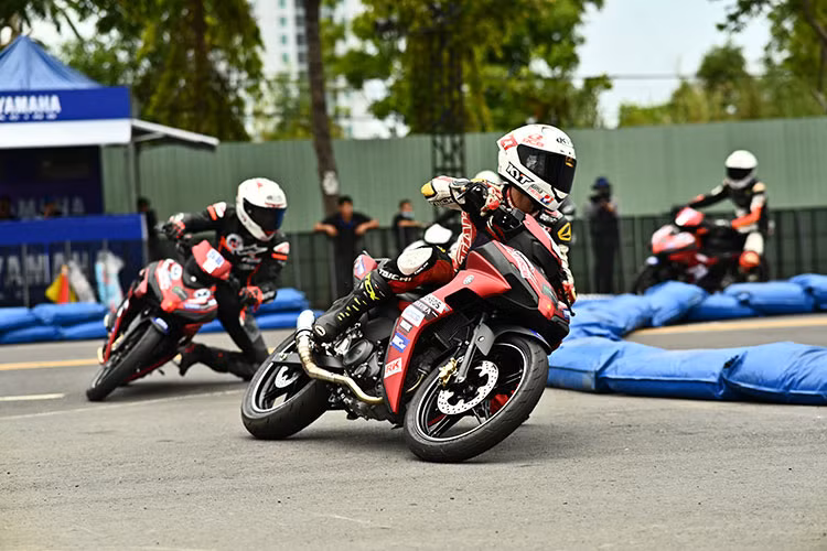 Yamaha GP – Feel The Speed năm nay, nếu như các tay đua nam thể hiện sự lì lượm của mình thì các tay đua nữ chẳng kém cạnh khi có sự uyển chuyển và đặc biệt là kỹ thuật điều khiển xe rất tốt. Nổi bật nhất là những "bóng hồng" như Thiên Thư, Thu Trang và Hải Yến cầm lái những chiếc xe ga thể thao Yamaha NVX 155 VVA.