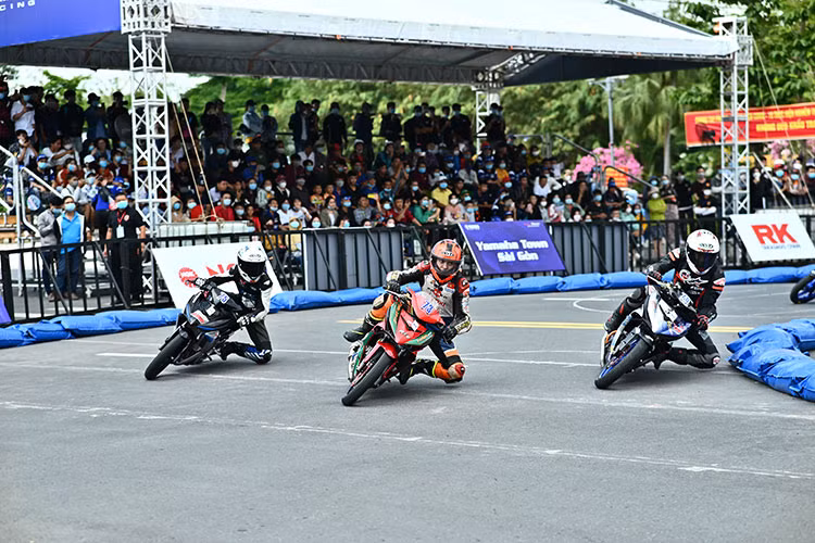 Gây chú ý nhất và được mong chờ nhất chính là hai hệ thi đấu mới của dòng xe Yamaha NVX 155 và Exciter 155 VVA, hai sản phẩm chủ lực của Yamaha trong phân khúc xe thể thao, với khả năng vận hành mạnh mẽ, vượt trội và công nghệ hiện đại đã mang lại những giây phút gây cấn, nghẹt thở trên đường đua.