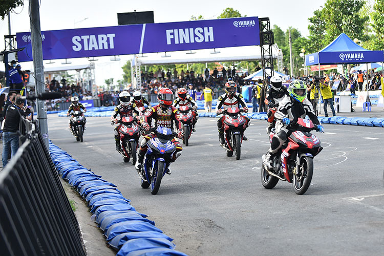 Nhờ sự cổ vũ nhiệt tình từ khán giả đến từ Cần Thơ và một số tỉnh miền Tây lân cận, cộng với thứ âm thanh rền vang từ những chiến mã Yamaha sẵn sàng lao lên phía trước mạnh mẽ, tất cả đã làm cho bầu không khí nơi đây không thể náo nhiệt và phấn khích hơn cho người xem cũng như chính các tay đua.