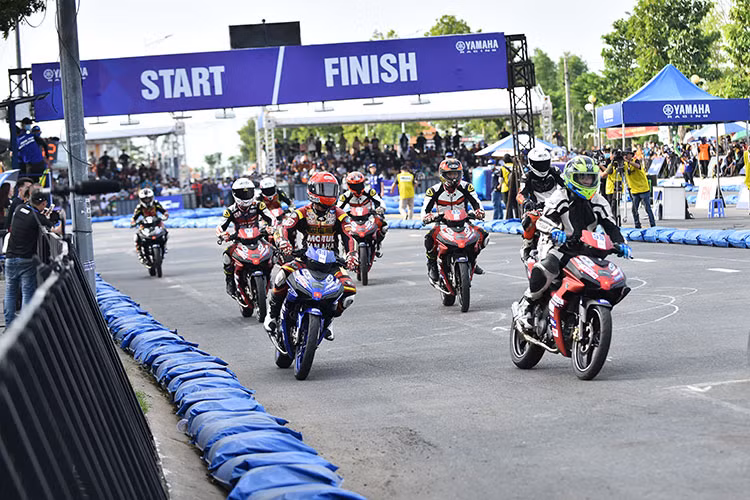 Nhờ sự cổ vũ nhiệt tình từ khán giả đến từ Cần Thơ và một số tỉnh miền Tây lân cận, cộng với thứ âm thanh rền vang từ những chiến mã Yamaha sẵn sàng lao lên phía trước mạnh mẽ, tất cả đã làm cho bầu không khí nơi đây không thể náo nhiệt và phấn khích hơn cho người xem cũng như chính các tay đua.