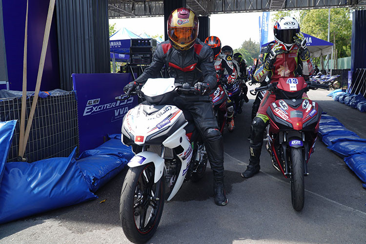 Trong ngày thi đấu đầu tiên, ban tổ chức cho các VĐV đăng ký và thi đấu vòng loại. Cuộc đua được tổ chức liên tục, kéo dài qua buổi trưa tương tự các giải đua xe chuyên nghiệp trên thế giới như MotoGP. Điều này giúp khán giả có thể theo dõi liên tục cùng sự hồi hộp, phấn khích mà không bị gián đoạn.