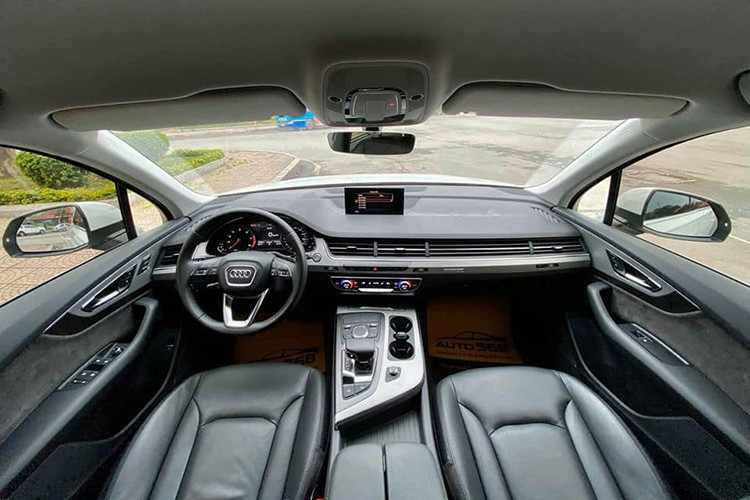 Audi Q7 đời 2019 đem đến cho người dùng một khoang lái "đẳng cấp", không thua kém các mẫu xe hạng sang cùng phân khúc như ghế ngồi trong khoang lái được bọc da cao cấp hòa quyện với các chi tiết ốp gỗ sang trọng. Nhiều người cho rằng phong cách thiết kế nội thất của Audi Q7 giống với Volvo XC90.