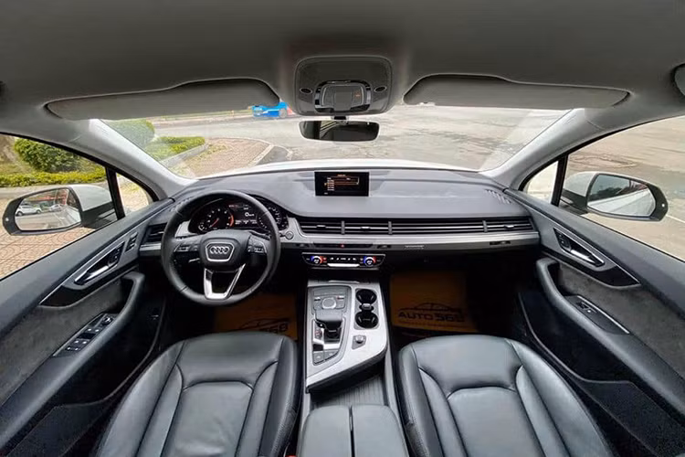 Audi Q7 đời 2019 đem đến cho người dùng một khoang lái "đẳng cấp", không thua kém các mẫu xe hạng sang cùng phân khúc như ghế ngồi trong khoang lái được bọc da cao cấp hòa quyện với các chi tiết ốp gỗ sang trọng. Nhiều người cho rằng phong cách thiết kế nội thất của Audi Q7 giống với Volvo XC90.