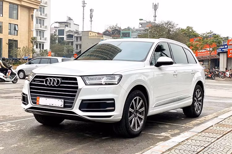 Chiếc xe SUV hạng sang Audi Q7 2019 mới đây đã được chủ nhân chào bán trên sàn xe cũ, chiếc xe mang biển số Đà Nẵng và mới lăn bánh chỉ khoảng 1 năm, số km đã chạy khoảng hơn 18.000 km. Đây là đối thủ cạnh tranh với BMW X5, Volkswagen Touareg, Mercedes-Benz GLE, Porsche Cayenne và Volvo XC90... tại thị trường Việt Nam.