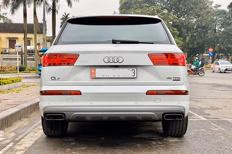 Một số chi tiết khác ở ngoại thất bao gồm mâm 5 chấu kép kích thước 19 inch thời thượng - gương chiếu hậu chỉnh/gập điện, tích hợp xi nhan báo rẽ, viền cửa mạ crom, cụm đèn LED mô phỏng hình mũi tên, cản sau khác màu thân xe tạo điểm nhấn cứng cáp. Cảm biến hỗ trợ lùi/đỗ xe và ống xả cỡ lớn hình đa giác mạ crom....