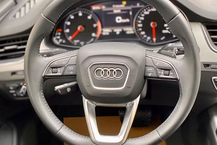 Audi Q7 2019 là mẫu xe sở hữu nhiều công nghệ đỉnh cao, trong đó có nhiều tính năng an toàn như: Hệ thống cân bằng điện tử ESP, màn hình hiển thị cảnh báo áp suất lốp, hệ thống hỗ trợ đỗ xe với camera lùi, hệ thống điều khiển hành trình và giới hạn tốc độ, hai bên trước/sau và trên đầu, trang bị túi khí tiêu chuẩn trước, hệ thống chống trộm khóa cố định ghế trẻ em ISOFIX và điều khiển dây an toàn,...