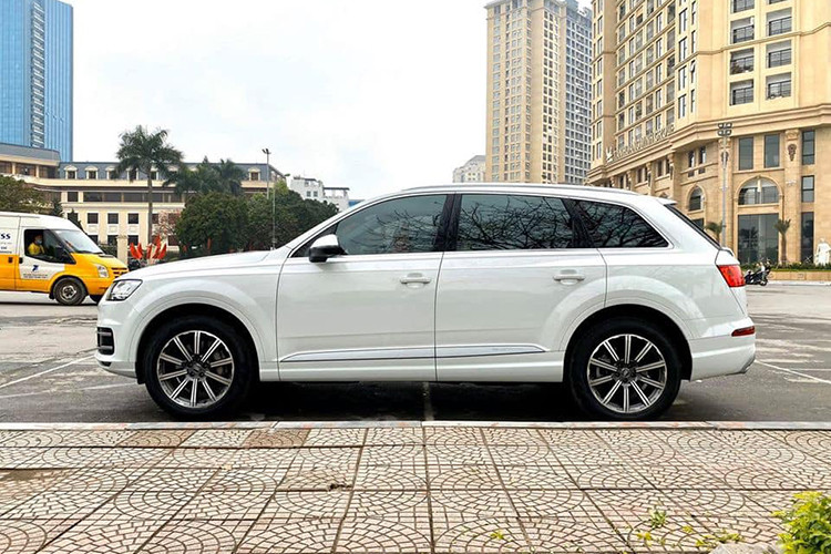 Về ngoại hình, Audi Q7 2019 sở hữu kích thước dài x rộng x cao tương ứng 5.052 x 2.212 x 1.740 (mm). Chiều dài cơ sở đạt 2.994 mm và khoảng sáng gầm xe 205 mm. So với thế hệ cũ, Audi Q7 đã giảm 37 mm về chiều dài và 15 cm về chiều rộng. Tuy nhiên, thiết kế vuông vức đã giúp Audi Q7 "che giấu" ngoại hình nhỏ con và vẫn thể hiện tốt sự mạnh mẽ, thể thao cần có của một chiếc SUV hạng sang.