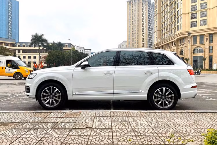 Về ngoại hình, Audi Q7 2019 sở hữu kích thước dài x rộng x cao tương ứng 5.052 x 2.212 x 1.740 (mm). Chiều dài cơ sở đạt 2.994 mm và khoảng sáng gầm xe 205 mm. So với thế hệ cũ, Audi Q7 đã giảm 37 mm về chiều dài và 15 cm về chiều rộng. Tuy nhiên, thiết kế vuông vức đã giúp Audi Q7 "che giấu" ngoại hình nhỏ con và vẫn thể hiện tốt sự mạnh mẽ, thể thao cần có của một chiếc SUV hạng sang.
