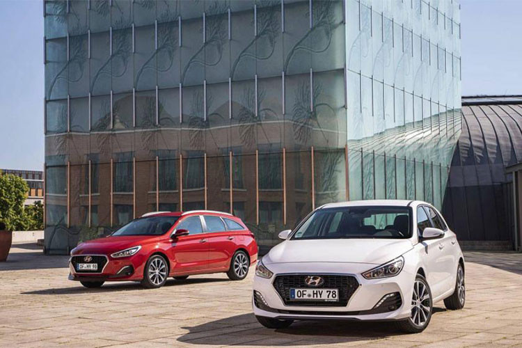 Ở phiên bản yếu nhất, động cơ này kết hợp với hộp số sàn 6 cấp. Trong khi đó, ở phiên bản tầm trung và mạnh nhất, động cơ đi với hộp số tự động ly hợp kép 7 cấp. Tiết kiệm nhiên liệu nhất trong số đó đương nhiên là phiên bản 95 mã lực với mức tiêu thụ trung bình chỉ 3,8 - 3,9 lít/100 km.