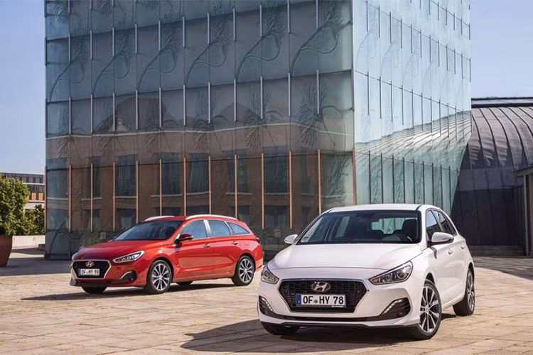 Ở phiên bản yếu nhất, động cơ này kết hợp với hộp số sàn 6 cấp. Trong khi đó, ở phiên bản tầm trung và mạnh nhất, động cơ đi với hộp số tự động ly hợp kép 7 cấp. Tiết kiệm nhiên liệu nhất trong số đó đương nhiên là phiên bản 95 mã lực với mức tiêu thụ trung bình chỉ 3,8 - 3,9 lít/100 km.