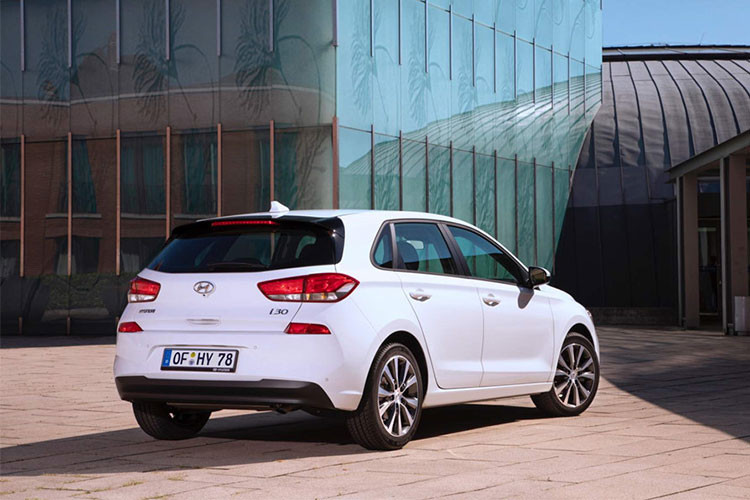 Ở ngoại thất, Hyundai i30 5 cửa và i30 Wagon còn nâng cấp nhẹ về thiết kế, điển hình là phần cản trước. Hãng xe Hàn Quốc nói đã bổ sung thêm yếu tố mới nhằm trung hòa thiết kế của i30. Xe có thêm hai màu sơn mới, xanh Stellar Blue và xám Olivine Grey cho i30 5 cửa và i30 Wagon.