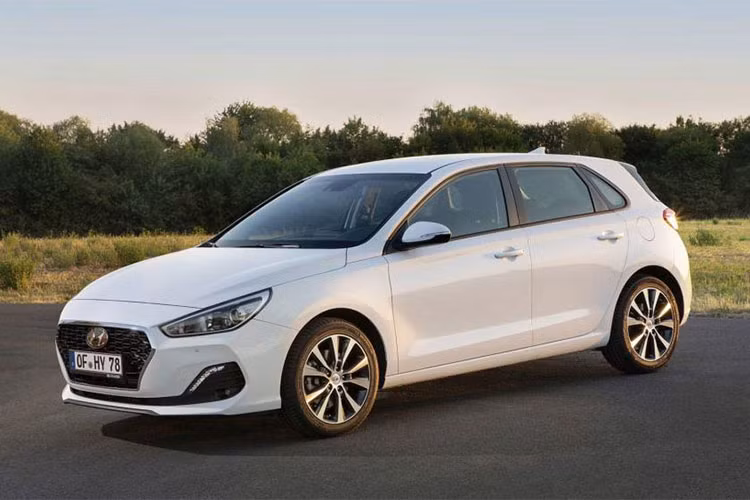 Ngoài ra, phiên bản tại châu Âu còn có 3 tùy chọn động cơ xăng khác nhau. Đầu tiên là động cơ xăng MPI 1,4 lít với công suất tối đa 99 mã lực và mô-men xoắn cực đại 134 Nm. Thứ hai là động cơ xăng T-GDi 3 xy-lanh, dung tích 1.0 lít có công suất tối đa 118 mã lực và mô-men xoắn cực đại 170 Nm. Con số tương ứng của động cơ xăng T-GDi 4 xy-lanh, tăng áp, dung tích 1,4 lít là 138 mã lực và 242 Nm.