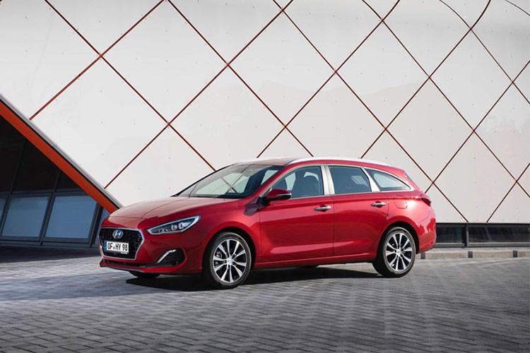 Đáng chú ý nhất trên phiên bản mới này, xe đã được bổ sung động cơ diesel Smartstream 4 xi-lanh, tăng áp, dung tích 1,6 lít mới, đáp ứng tiêu chuẩn khí thải Euro 6d Temp. Động cơ này có 3 mức sức mạnh khác nhau là 95 mã lực, 114 mã lực và 136 mã lực.