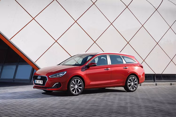 Đáng chú ý nhất trên phiên bản mới này, xe đã được bổ sung động cơ diesel Smartstream 4 xi-lanh, tăng áp, dung tích 1,6 lít mới, đáp ứng tiêu chuẩn khí thải Euro 6d Temp. Động cơ này có 3 mức sức mạnh khác nhau là 95 mã lực, 114 mã lực và 136 mã lực.