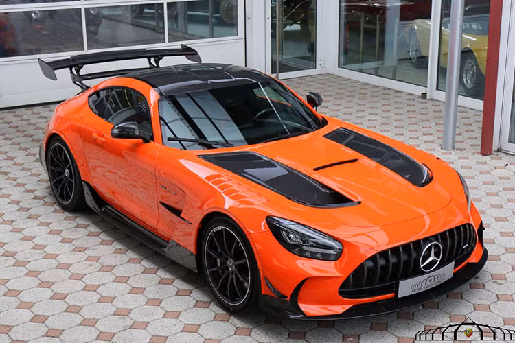 Với mức giá rao bán tới 18 tỷ đồng khi về Việt Nam, Mercedes-AMG GT Black Series này sẽ phải gặp được một đại gia thực sự yêu thích dòng xe thể thao hạng sang cua thương hiêu "ngôi sao 3 cánh", bởi bỏ ra số tiền này họ có thể tậu được siêu xe như Lamborghini, Ferrari hay McLaren đã qua sử dụng trên thị trường Việt.