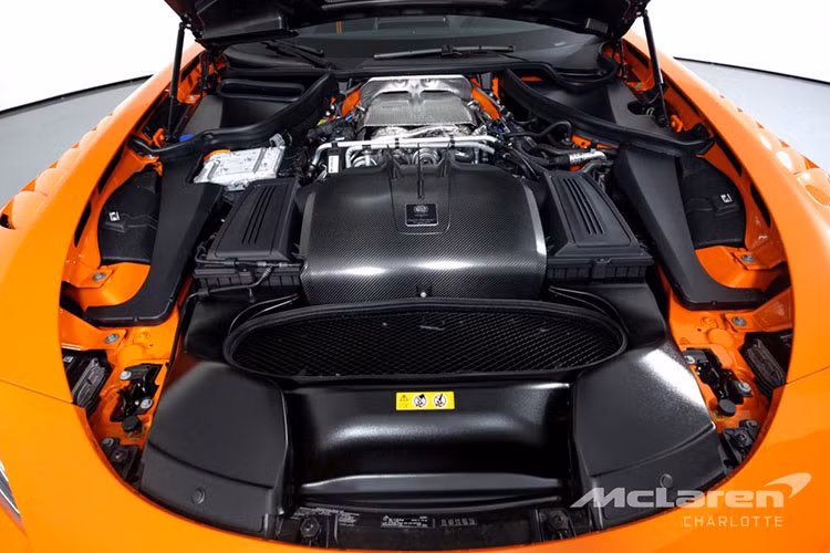 Đồng hàng cùng sức mạnh mới trên siêu xe hoang dã nhất nhà Mercedes-AMG GT là hộp số thể thao ly hợp kép 7 cấp mới, nhờ đó, siêu xe Mercedes-AMG GT Black Series có thời gian tăng tốc từ vị trí xuất phát lên 100 km/h chỉ trong thời gian 3,1 giây trước khi đạt vận tốc tối đa 325 km/h.