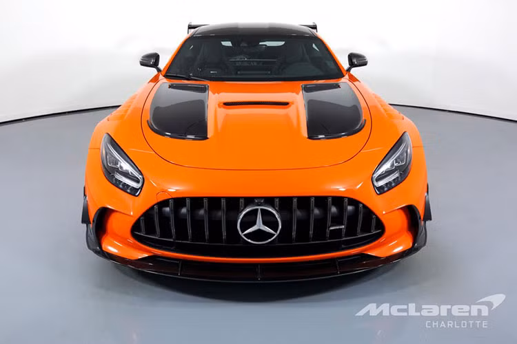 Chiếc siêu xe Mercedes-AMG GT Black Series này sẽ là 1 mảnh ghép hoàn hảo cho dòng xe Mercedes-AMG GT tại Việt Nam khi đã có bản tiêu chuẩn, mui trần, GT S Edition, GT R và GT R Pro. Khá thú vị là 1 người chuyên nhập khẩu siêu xe tại Hà Nội đã chào hàng các đại gia Việt 1 trong số những chiếc Mercedes-AMG GT Black Series hàng hiếm.