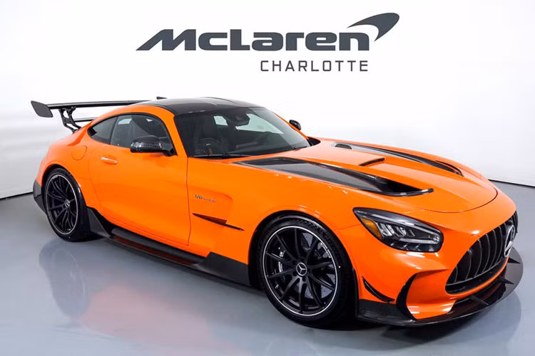 Giá xe Mercedes-AMG GT Black Series tại Mỹ từ 339.000 đô la (tương đương 7,7 tỷ đồng) nhưng chiếc siêu xe Mercedes-AMG GT Black Series được chào hàng đại gia Việt có giá rao bán lên đến 800.000 đô la (tương đương 18 tỷ đồng), 1 con số khủng khiếp cho dòng xe Mercedes-AMG GT Black Series.