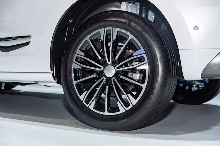 Mẫu SUV Haval Jolion Ultra sở hữu kích thước dài x rộng x cao lần lượt 4.472 x 1.841 x 1.626 (mm) và chiều dài cơ sở 2.700mm. Bản Pro sẽ có kích thước rộng hơn một chút với số đo 1.874 mm.