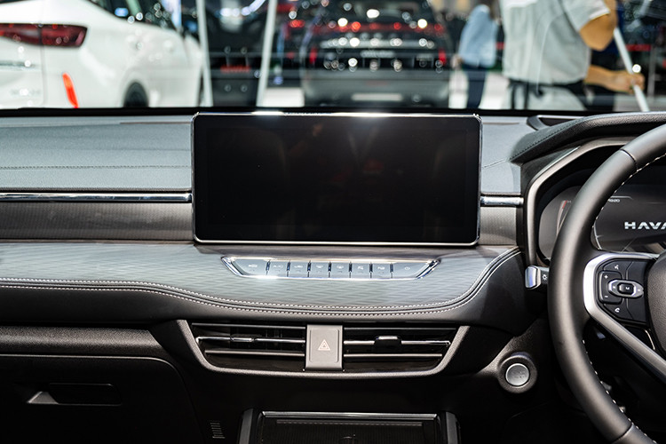 Haval Jolion 2024 được trang bị hệ thống điều hòa 2 vùng độc lập có cửa gió sau. Hệ thống âm thanh 6 loa. Cần số dạng núm xoay. Phanh đỗ điện tử có tự động giữ phanh.