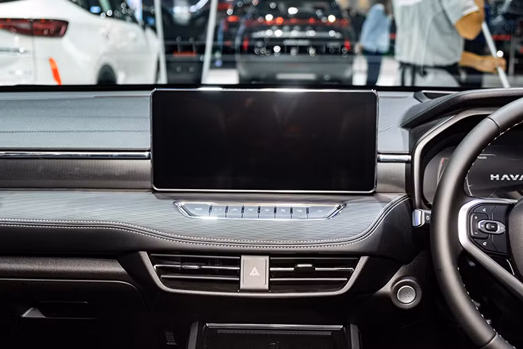 Haval Jolion 2024 được trang bị hệ thống điều hòa 2 vùng độc lập có cửa gió sau. Hệ thống âm thanh 6 loa. Cần số dạng núm xoay. Phanh đỗ điện tử có tự động giữ phanh.