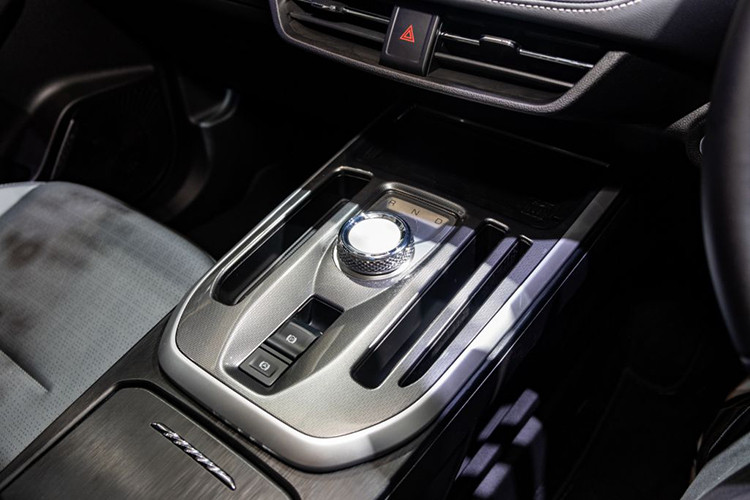 Haval Jolion có nhiều tính năng an toàn ADAS tiên tiến, như hệ thống liên lạc khẩn cấp, cảnh báo tiền va chạm, cảnh báo chống buồn ngủ, cảnh báo áp suất lốp, hỗ trợ đổ đèo, phanh tự động khẩn cấp, cân bằng điện tử, kiểm soát lực kéo, hỗ trợ khởi hành ngang dốc, phanh tay điện tử đi kèm Auto Hold, và 6 túi khí...