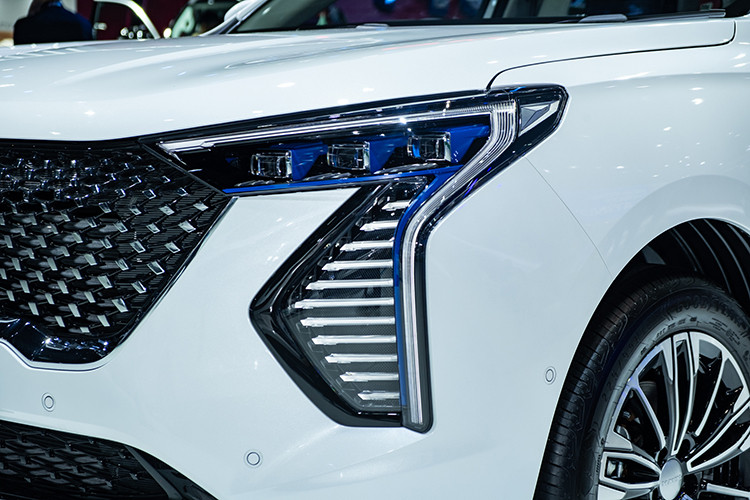 Về ngoại thất, Jolion sở hữu thiết kế tổng thể tròn trịa, lưới tản nhiệt dạng sao rơi. Cụm đèn trước lớn được thiết kế dạng chữ T cách điệu.