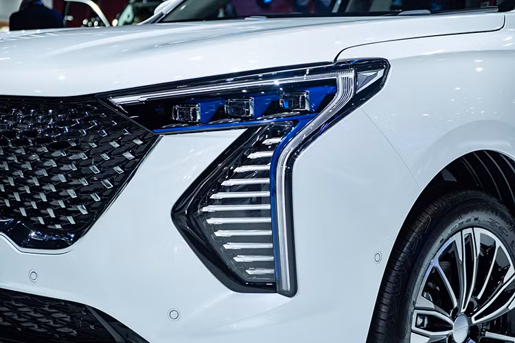 Về ngoại thất, Jolion sở hữu thiết kế tổng thể tròn trịa, lưới tản nhiệt dạng sao rơi. Cụm đèn trước lớn được thiết kế dạng chữ T cách điệu.