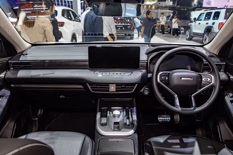 Nội thất Jolion được thiết kế cabin tối giản đi theo xu hướng chung. Bảng đồng hồ sau vô lăng bọc da là màn hình điện tử kích thước 7 inch. Màn hình trung tâm 10,3 inch có kết nối Apple CarPlay/Android Auto.