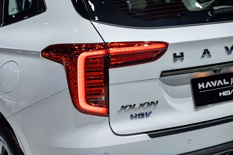 Đèn pha Haval Jolion sử dụng công nghệ LED thông minh bật tắt tự động. Đèn hậu LED cũng thiết kế dạng chữ T, bản Ultra có thêm đèn chào mừng.