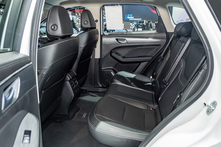 Thuộc phân khúc SUV B, Haval Jolion được bố trí 5 chỗ ngồi. Các ghế được bọc da. Ghế lái chỉnh điện 6 hướng. Ghế phụ chỉnh cơ. Ghế sau gập 60:40. Bản Ultra có thông gió hàng ghế trước bên phía tài xế, hàng sau có bệ tỳ tay tích hợp giá để cốc, cửa sổ điện.