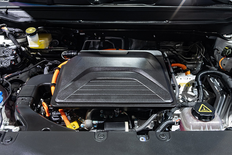 Tất cả các phiên bản Haval Jolion đều trang bị động cơ hybrid, kết hợp máy xăng 1.5L với mô tơ điện cho tổng công suất 190 mã lực, mô-men xoắn 375 Nm. Hộp số chuyên dụng cho hybrid DHT, dẫn động cầu trước, đi cùng 4 chế độ lái: Tiết kiệm, Thông thường, Thể thao và Tuyết.