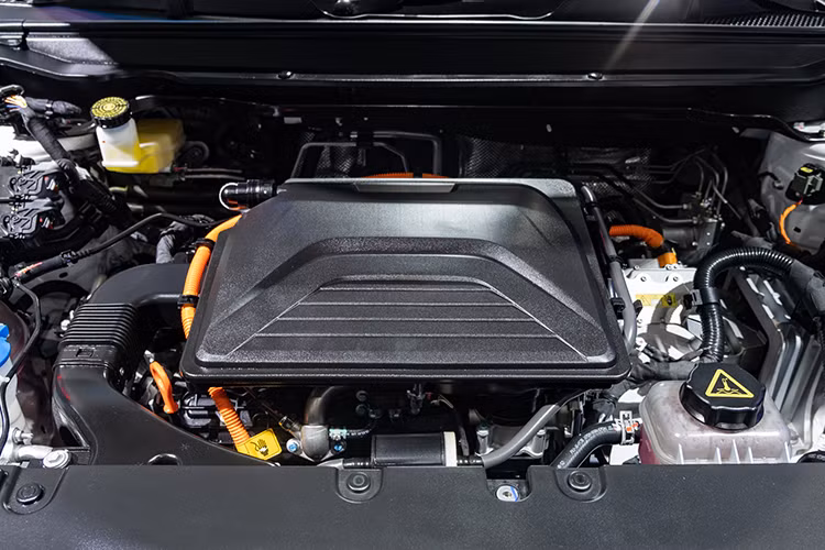 Tất cả các phiên bản Haval Jolion đều trang bị động cơ hybrid, kết hợp máy xăng 1.5L với mô tơ điện cho tổng công suất 190 mã lực, mô-men xoắn 375 Nm. Hộp số chuyên dụng cho hybrid DHT, dẫn động cầu trước, đi cùng 4 chế độ lái: Tiết kiệm, Thông thường, Thể thao và Tuyết.