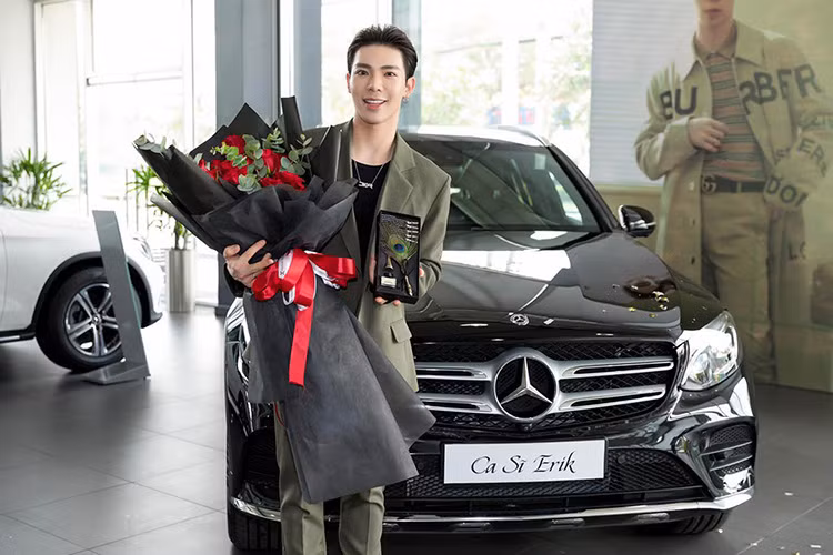 Buổi lễ bàn giao chiếc SUV hạng sang Mercedes-Benz GLC thuộc phiên bản 300 AMG cho nam ca sĩ Erik diễn ra tại một đại lý chính hãng của Mercedes-Benz nằm ở quận Tân Bình, TP HCM. Erik chia sẻ mình mua chiếc SUV hạng sang Mercedes-Benz GLC 300 AMG này với giá hơn 2,4 tỷ đồng.